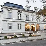 Red Baron & Restaurant Hotel 4*