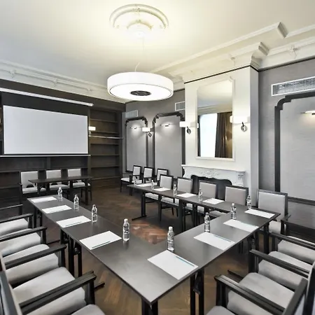 فندق Red Baron & Restaurant