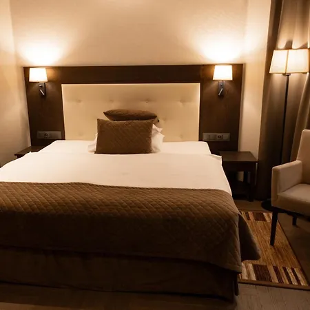 Hotel Red Baron & Restaurant Swidnica (Lower Silesia)